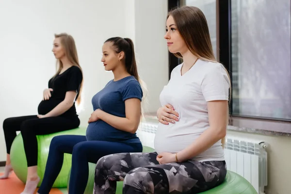 Grupo Madres Embarazadas Jóvenes Dedican Pilates Deportes Pelota Club Fitness — Foto de Stock