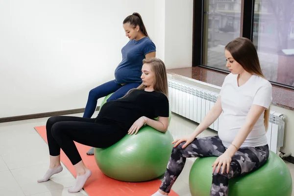 Fiatal Terhes Anyák Egy Csoportja Pilátesz Labdajátékokkal Foglalkozik Egy Fitneszklubban — Stock Fotó