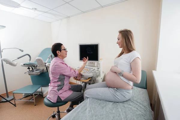 Gravid Flicka Rekommenderas Läkare Efter Ett Ultraljud Kliniken Läkarundersökning — Stockfoto