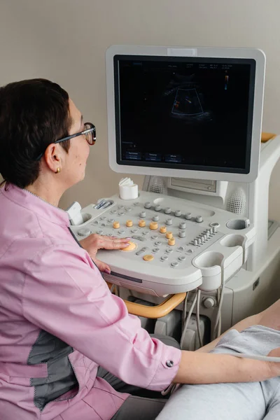 Gravid Flicka Får Ett Ultraljud Buken Kliniken Läkarundersökning — Stockfoto