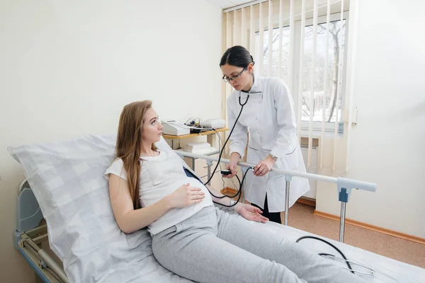 Lékař Radí Slouží Mladé Těhotné Dívce Lékařské Klinice Lékařské Vyšetření — Stock fotografie