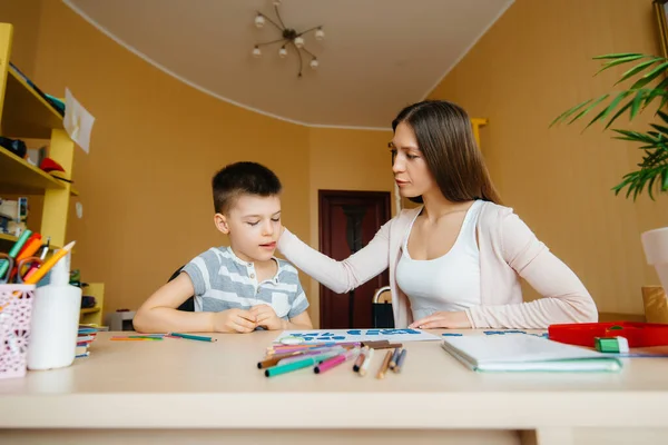 Uma Jovem Mãe Está Fazendo Trabalhos Casa Com Seu Filho — Fotografia de Stock