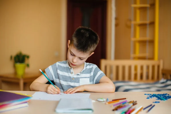 少年は家で宿題をする 学校での訓練 — ストック写真