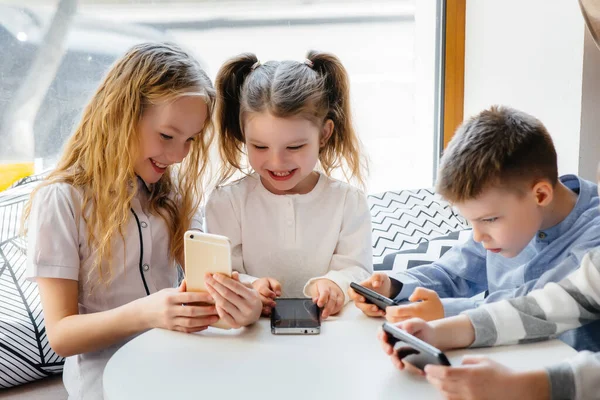 Bambini Siedono Tavolo Caffè Giocano Insieme Telefoni Cellulari Intrattenimento Moderno — Foto Stock