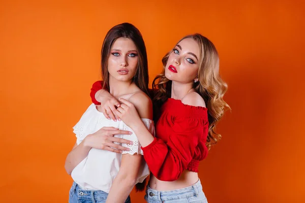 Dos Chicas Jóvenes Hermosas Muestra Emociones Sonrisas Estudio Sobre Fondo — Foto de Stock