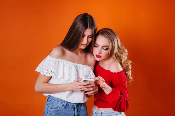 Дві Молоді Красиві Дівчата Беруть Селфі Дивляться Телефон Студії Фіолетовому — стокове фото