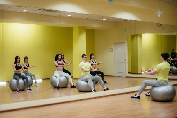 Meninas Jovens Atléticas Envolvem Aptidão Aeróbica Uma Classe Grupo Fitness — Fotografia de Stock