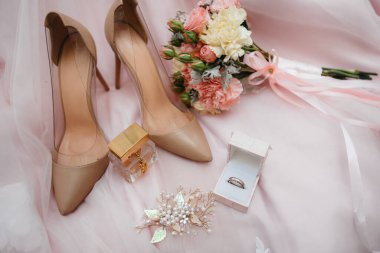 Gelin toplantısı sırasında alyans ve diğer aksesuarlar yakın plan çekilecek. Düğün.