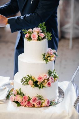 Bir şölende doğum günü pastası. Tatlı.