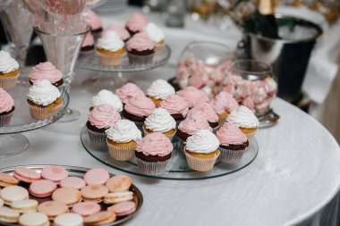 Şenlikli bir ziyafette güzel ve süslü bir çikolata. Tatlılar yakın plan