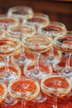 Şölen sırasında şenlik masasında kutlama bardakları. Alkolik içecek.