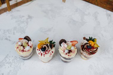 Arka planda çok güzel, lezzetli ıvır zıvırlar var. Tatlı ve tatlı.