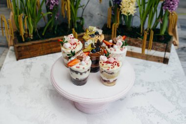 Arka planda çok güzel, lezzetli ıvır zıvırlar var. Tatlı ve tatlı.