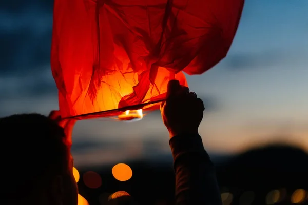 Het Kind Start Lantaarns Lucht Een Donkere Nacht Feestdag Tradities — Stockfoto