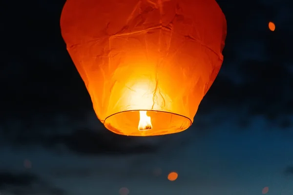 Lanternes Papier Lancées Dans Ciel Lors Célébration Des Fêtes Traditionnelles — Photo