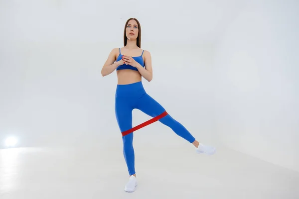Sexy Jong Meisje Voert Sport Oefeningen Een Witte Achtergrond Fitness — Stockfoto