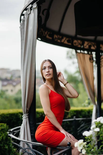 Ein Schönes Junges Mädchen Steht Auf Der Veranda Eines Schönen — Stockfoto