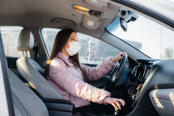 Uma Jovem Senta Volante Carro Com Máscara Durante Pandemia Global — Fotografia de Stock