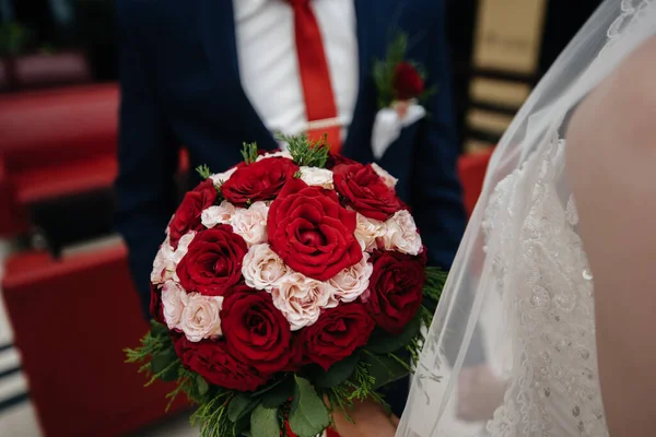 Vacker Och Sofistikerad Bröllopsbukett Närbild Håller Bruden Händerna Bredvid Brudgummen — Stockfoto