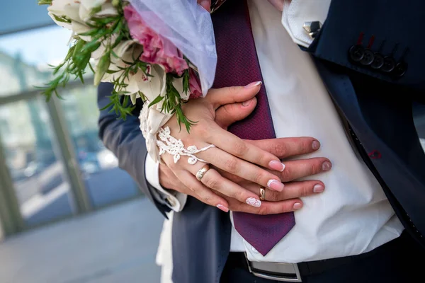 Vacker Och Sofistikerad Bröllopsbukett Närbild Håller Bruden Händerna Bredvid Brudgummen — Stockfoto