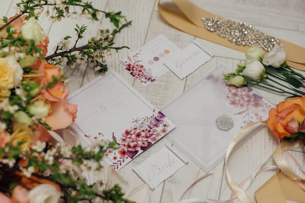 Invitaciones Boda Primer Plano Con Accesorios Boda Durante Reunión Novia — Foto de Stock