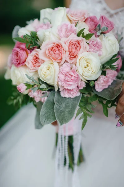 Bellissimo Bouquet Elegante Erge Sul Tavolo Primo Piano — Foto Stock