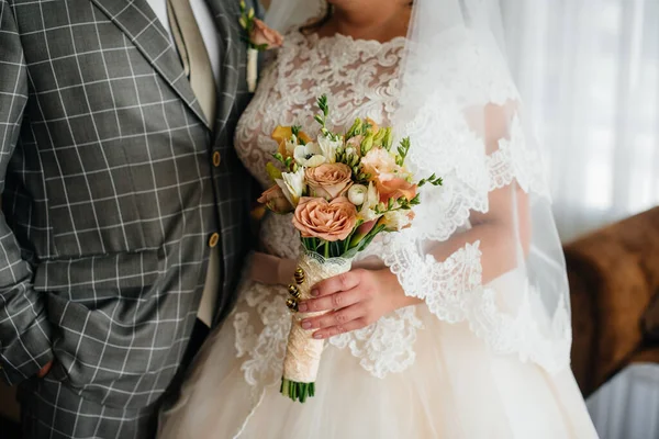 Bonito Sofisticado Buquê Casamento Close Mantém Noiva Suas Mãos Lado — Fotografia de Stock