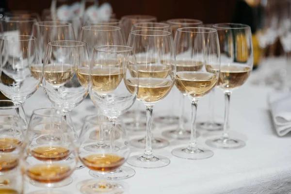 Gafas Festivas Sobre Mesa Festiva Durante Banquete Bebida Alcohólica —  Fotos de Stock