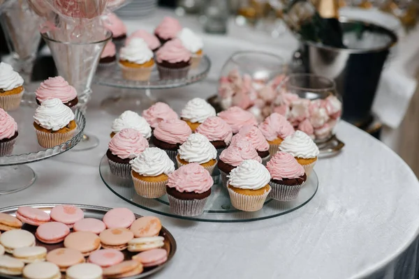 Şenlikli bir ziyafette güzel ve süslü bir çikolata. Tatlılar yakın plan