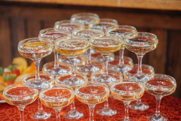 Feestelijke Glazen Feesttafel Tijdens Het Banket Alcoholhoudende Drank — Stockfoto