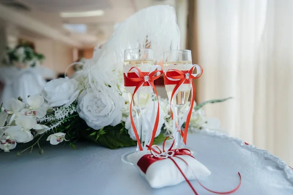 Hermosas Copas Vacaciones Decoradas Con Champán Cerca Gafas Vacaciones — Foto de Stock