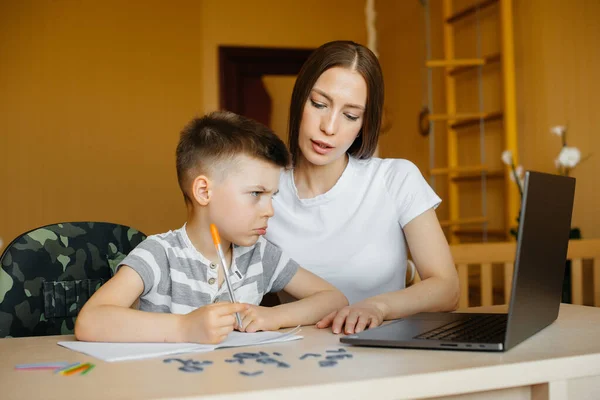 Una Madre Suo Figlio Sono Impegnati Nell Apprendimento Distanza Casa — Foto Stock