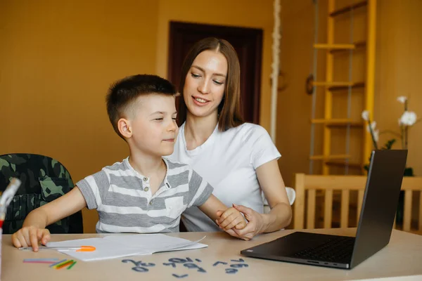 Una Madre Suo Figlio Sono Impegnati Nell Apprendimento Distanza Casa — Foto Stock