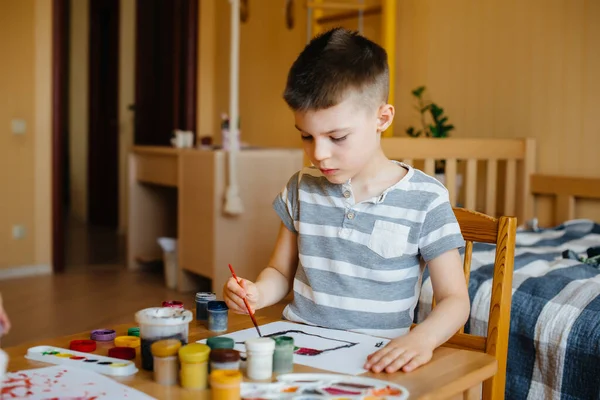 Söt Liten Pojke Leker Och Målar Sitt Rum Rekreation Och — Stockfoto