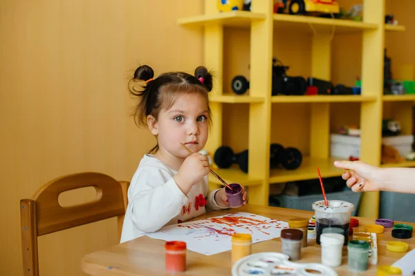 Söt Liten Flicka Leker Och Målar Sitt Rum Rekreation Och — Stockfoto