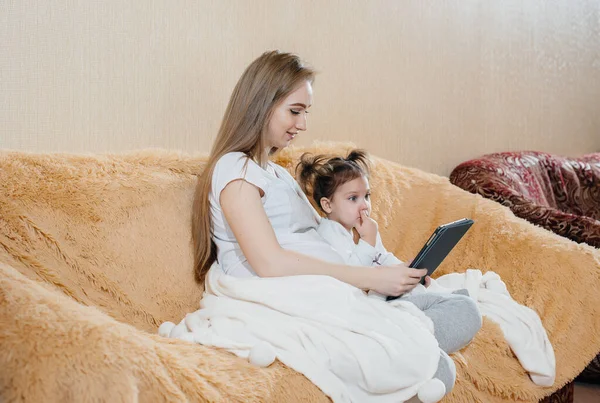 Eine Schwangere Mutter Sitzt Mit Ihrer Kleinen Tochter Auf Der — Stockfoto