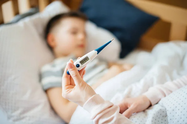 Thermometer Sluit Tijdens Ziekte Van Het Kind Het Virus Epidemie — Stockfoto