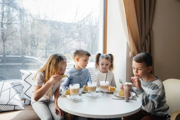 Μια Μεγάλη Φιλική Παρέα Παιδιών Γιορτάζει Τις Διακοπές Ένα Καφέ — Φωτογραφία Αρχείου