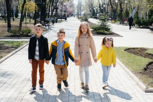 Gruppo Bambini Gioca Insieme Cammina Nel Parco Tenendosi Mano Amici — Foto Stock