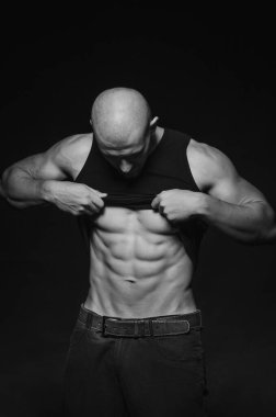 Arka planda Stüdyoda poz veren sporcu. Spor, güzellik, siyah beyaz fotoğraf