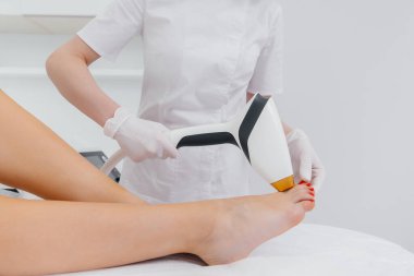 Güzel bir genç kız, kaplıca salonundaki modern ekipmanlarla lazer tüy çıkarma işlemi yapacak. Güzellik salonu. Vücut bakımı