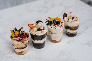 Arka planda çok güzel, lezzetli ıvır zıvırlar var. Tatlı ve tatlı.