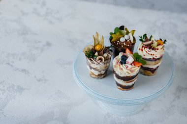 Arka planda çok güzel, lezzetli ıvır zıvırlar var. Tatlı ve tatlı.