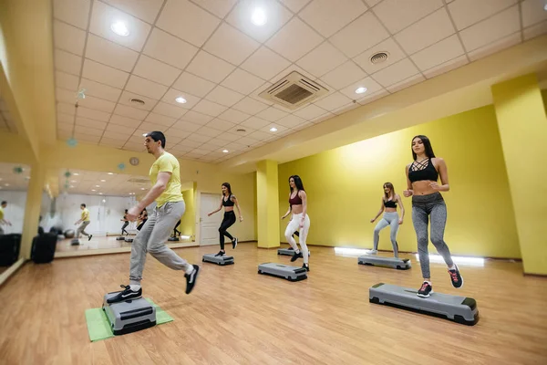 Bir Grup Genç Atletik Kız Bir Koçun Rehberliğinde Spor Salonunda — Stok fotoğraf