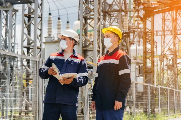 Engenheiros Subestações Elétricas Realizar Uma Pesquisa Equipamentos Modernos Alta Tensão — Fotografia de Stock