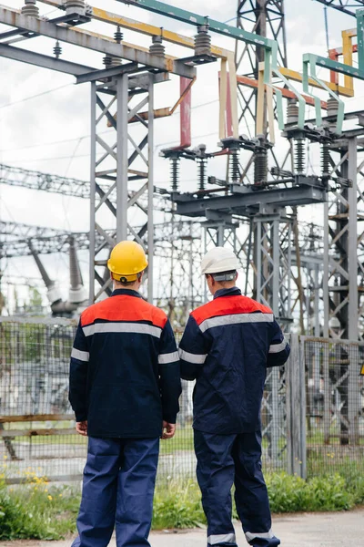 Два Специалиста Инженера Электроподстанций Осматривают Современное Высоковольтное Оборудование Энергия Промышленность — стоковое фото