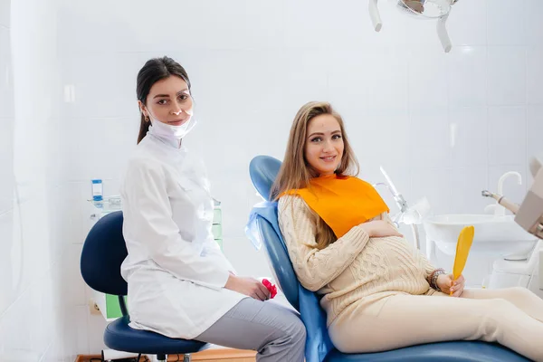 Dentista Professionista Tratta Esamina Cavità Orale Una Ragazza Incinta Moderno — Foto Stock