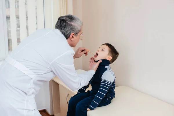 Mladého Chlapce Poslouchá Léčí Zkušený Lékař Moderní Klinice Virus Epidemie — Stock fotografie