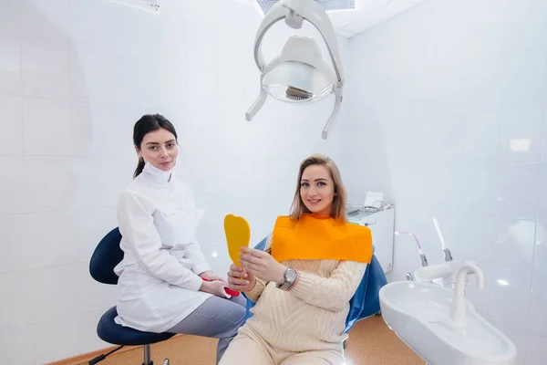 Dentista Profissional Trata Examina Cavidade Oral Uma Menina Grávida Consultório — Fotografia de Stock