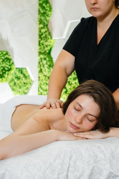 Ung Söt Flicka Njuter Professionell Kosmetologisk Massage Spa Kroppsvård Skönhetssalong — Stockfoto